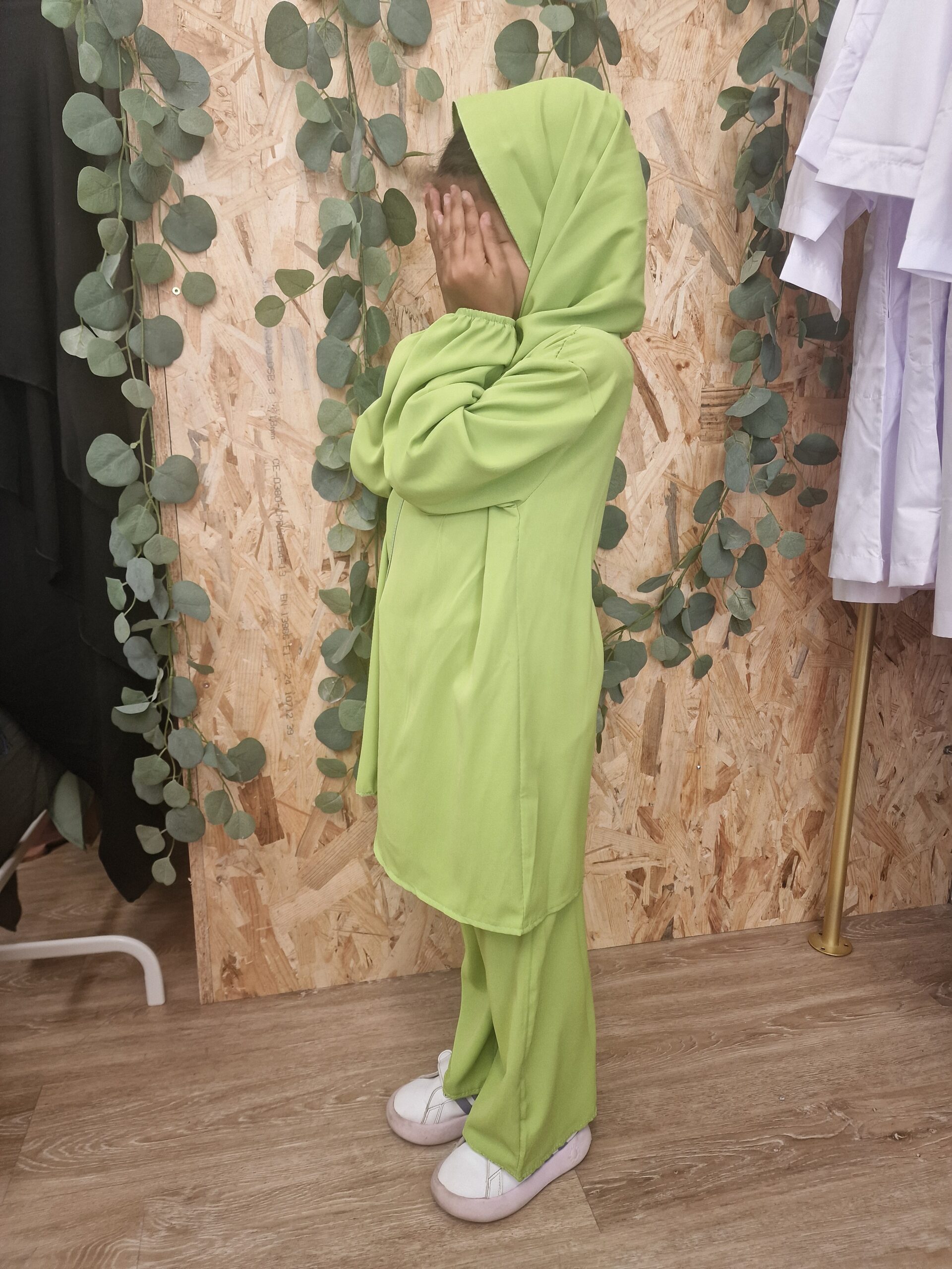 Tenue modeste pour petite fille musulmane : haut avec hijab intégré et pantalon large