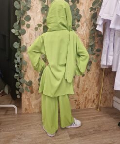 Tenue modeste pour petite fille musulmane : haut avec hijab intégré et pantalon large