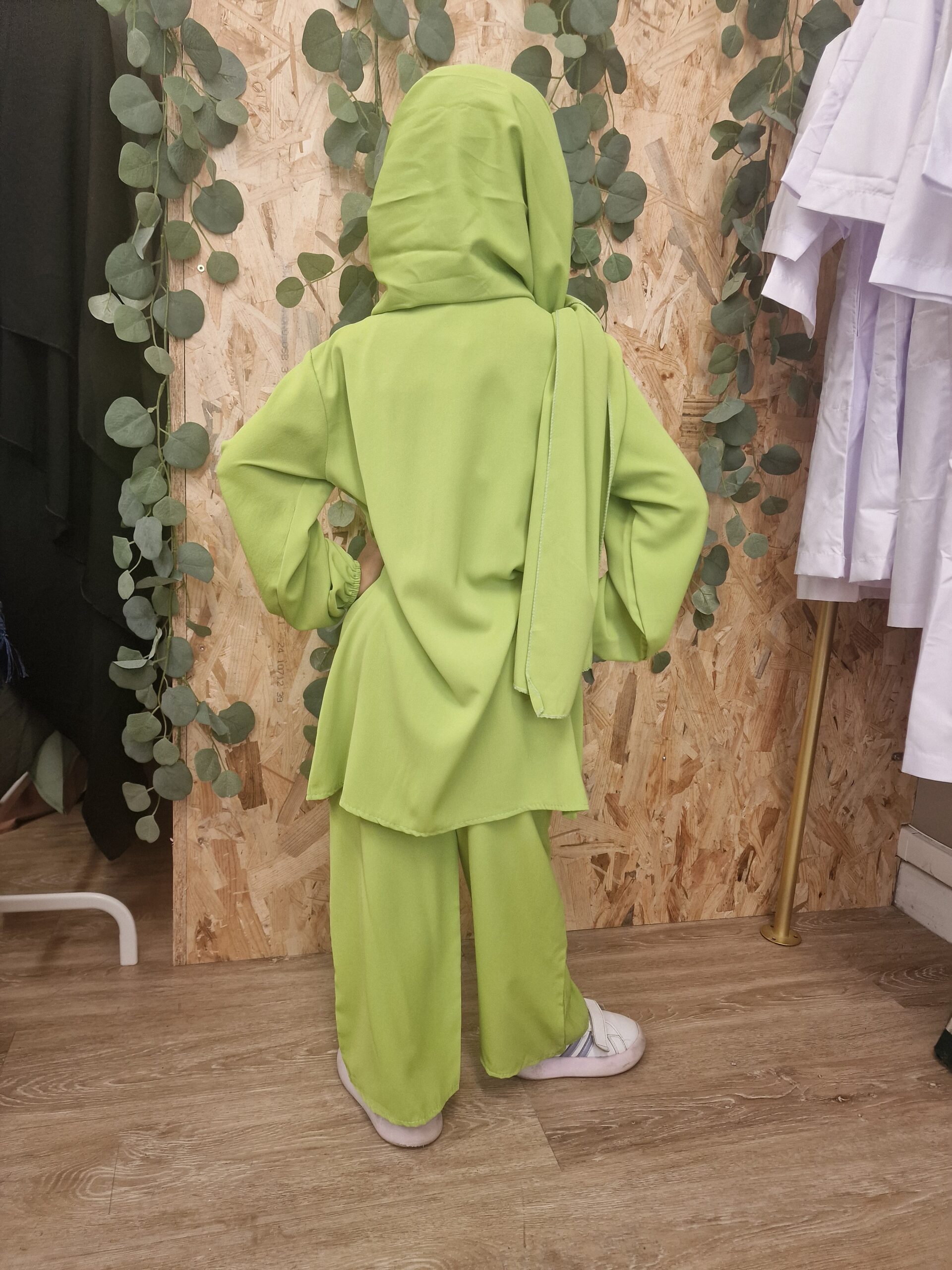 Tenue modeste pour petite fille musulmane : haut avec hijab intégré et pantalon large